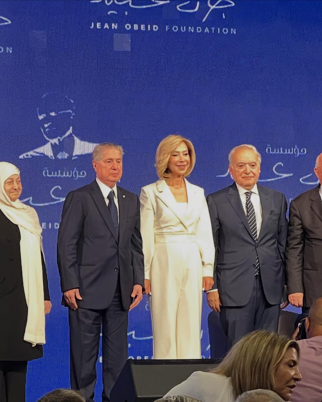 نعمة عون أنيقة بجمبسوت أبيض من توقيع إيلي صعب (إنستغرام)