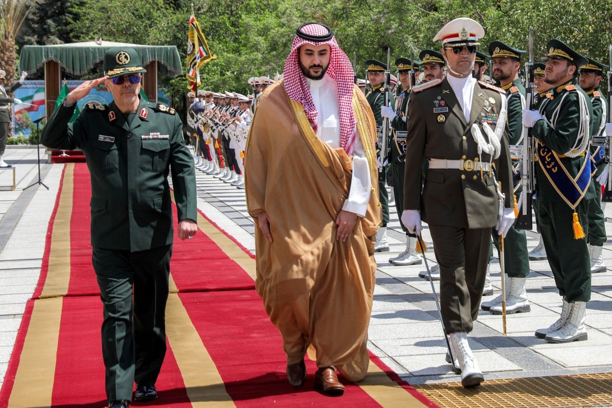 الأمير خالد بن سلمان واللواء محمد باقري. (أ ف ب)