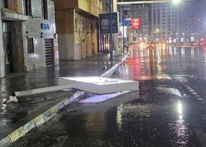 سقوط لوحات إعلانية سقوط لوحات إعلانية