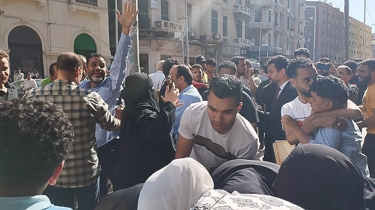 أسرة الطالب مازن صبحي تسجد لله خالص شكرا بعد الحكم أسرة الطالب مازن صبحي تسجد لله خالص شكرا بعد الحكم