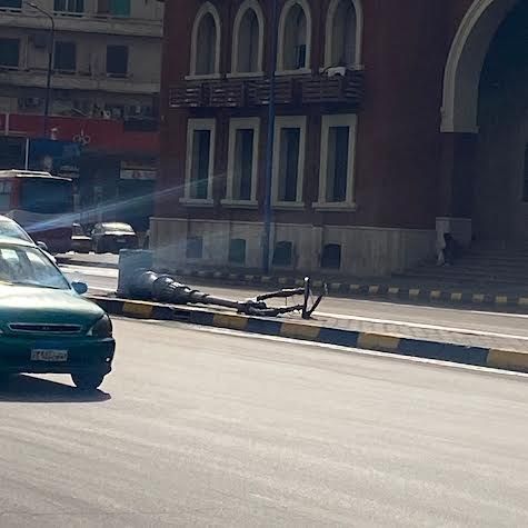 سقوط عمود انارة سقوط عمود انارة