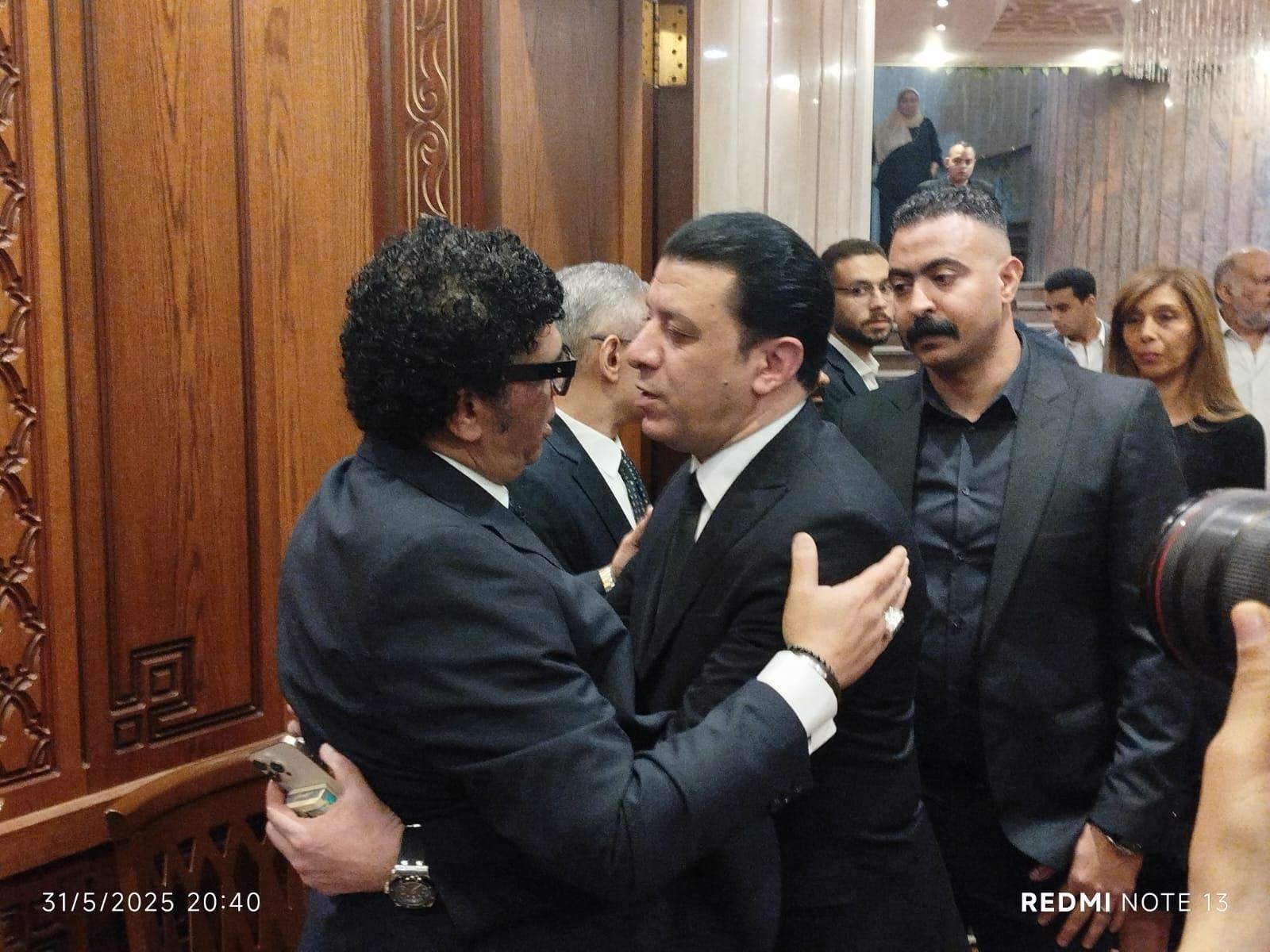 مصطفي كامل وانوشكا ونادية مصطفي وتامر عبدلمنعم وريهام عبد الحكيم يشاركون في عزاء والد رئيس الاوبرا (2)