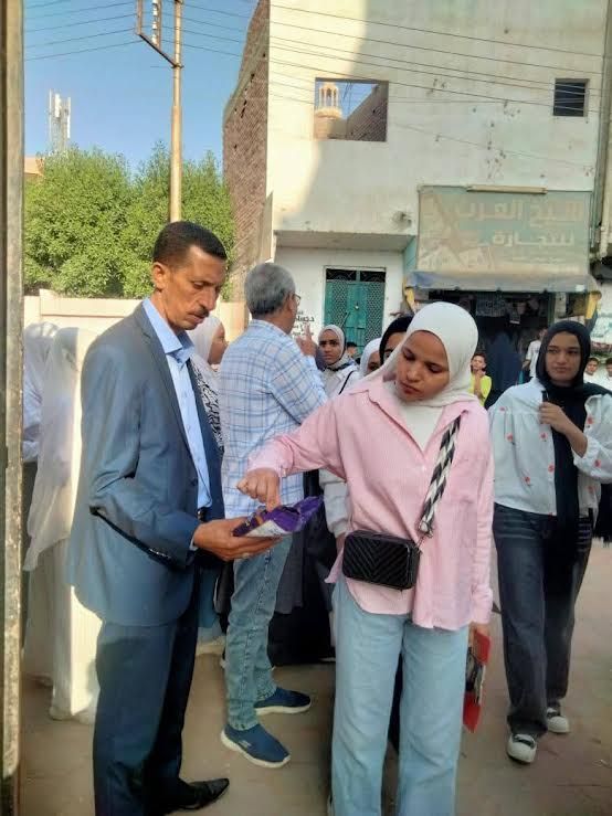 توزيع شيكولاته على طلاب الشهادة الإعدادية
