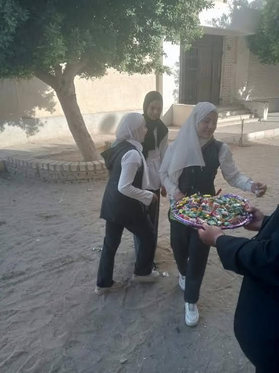 توزيع شيكولاته على طلاب الشهادة الإعدادية أمام لجان الامتحانات فى الفيوم