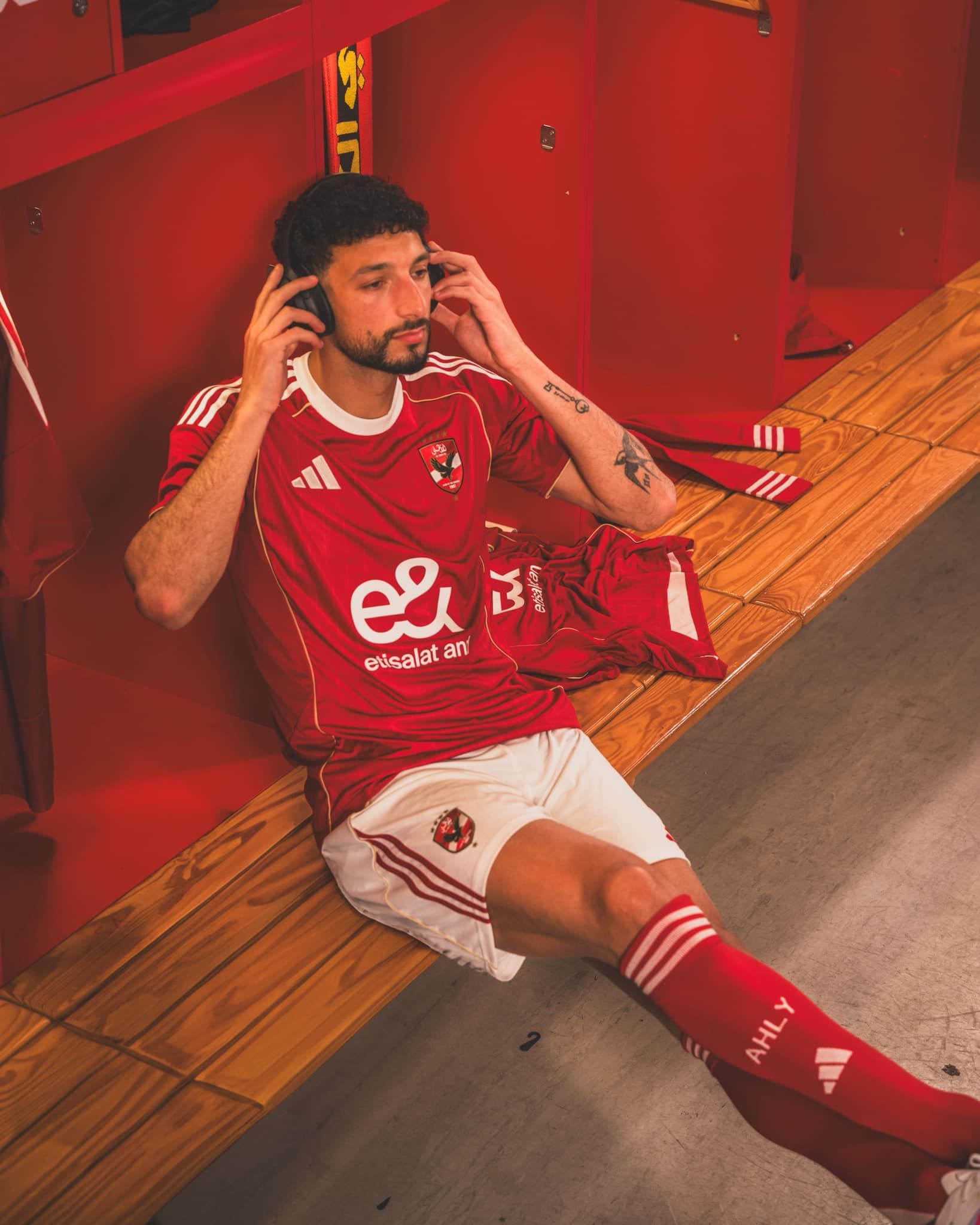May be an image of ‎1 person, playing soccer, playing football and ‎text that says '‎טימורע သိ מ. ိမ် حها s0 etisalat evisalatan an' AHL AHLY Y‎'‎‎