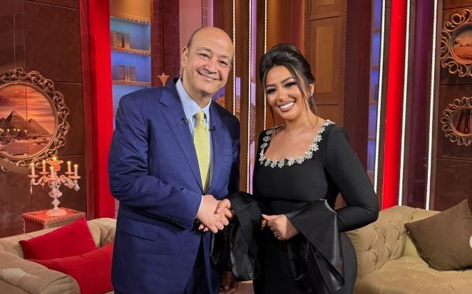 برفقة عمرو أديب.. رحمة محسن تنشر صورتها في برنامج «الحكاية»