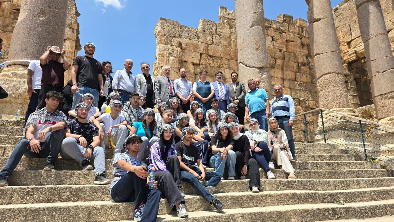 سلامة وعدد من السياح على درج قلعة بعلبك (لينا اسماعيل).