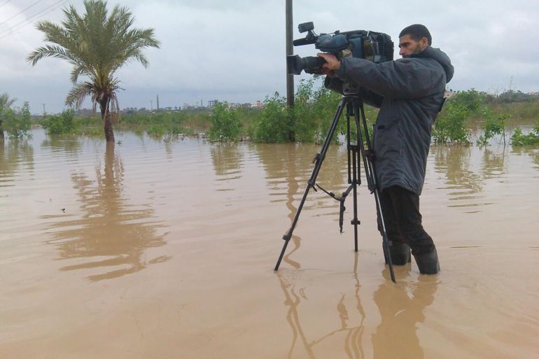 حسن اصليح في بدايات عمله الصحفي كمصور في قناة القدس.. يظهر معه بالصورة درويش بلبل وهو مدير المصورين في القناة وضيف تقرير