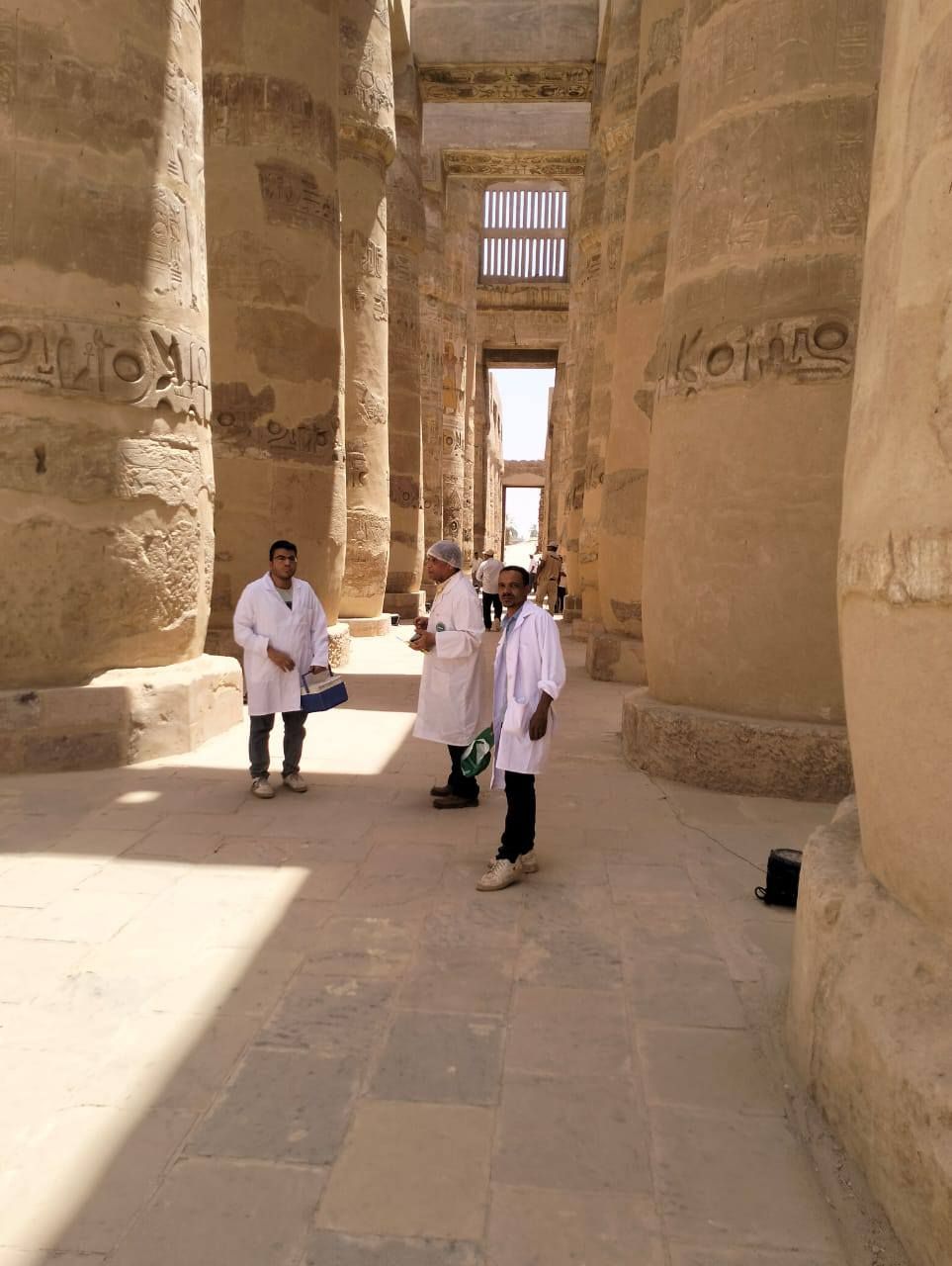 عمل الفرق بتحصين الكلاب الضالة داخل معابد الكرنك بمدينة الأقصر عمل الفرق بتحصين الكلاب الضالة داخل معابد الكرنك بمدينة الأقصر