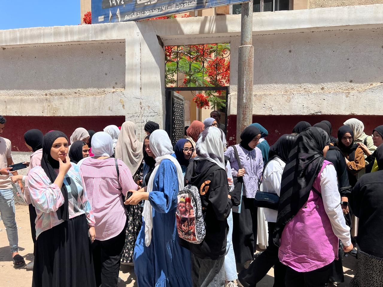 خروج طالبات الشهادة الاعدادية خروج طالبات الشهادة الاعدادية