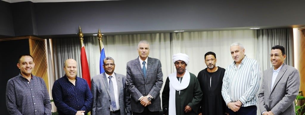 محافظ أسوان مع أهالى المنصورية والقيادات محافظ أسوان مع أهالى المنصورية والقيادات