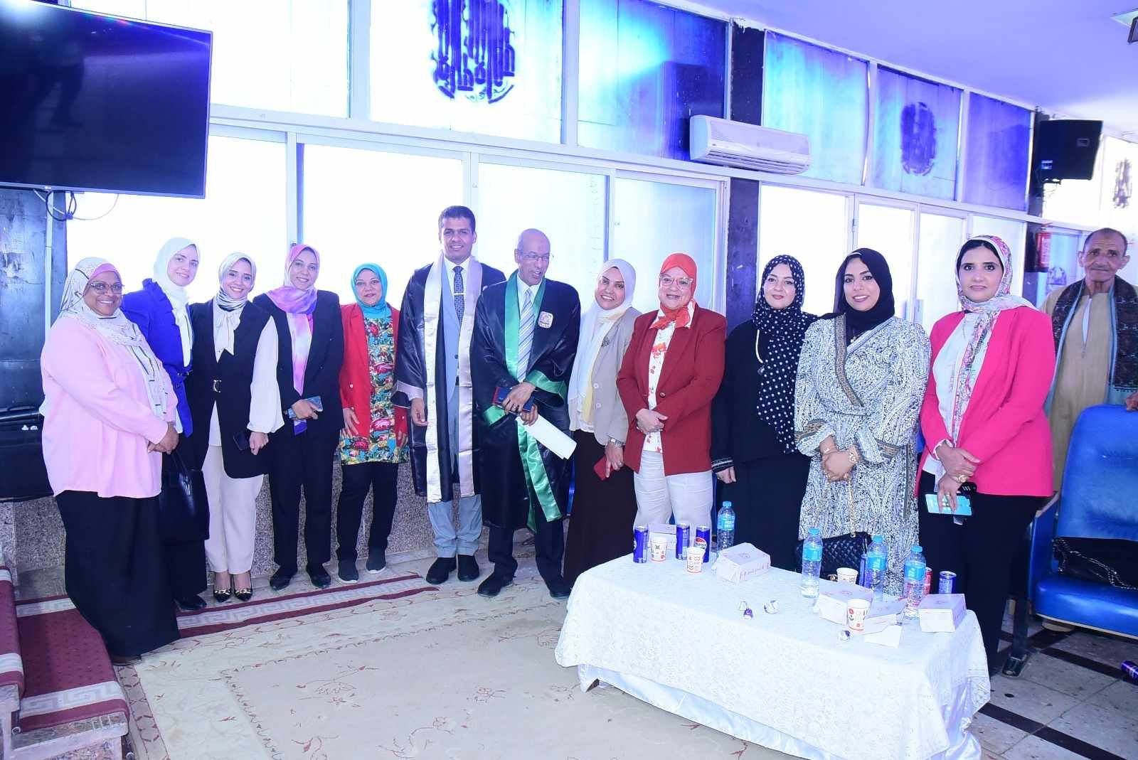 الباحث مع لجنة المناقشة الباحث مع لجنة المناقشة