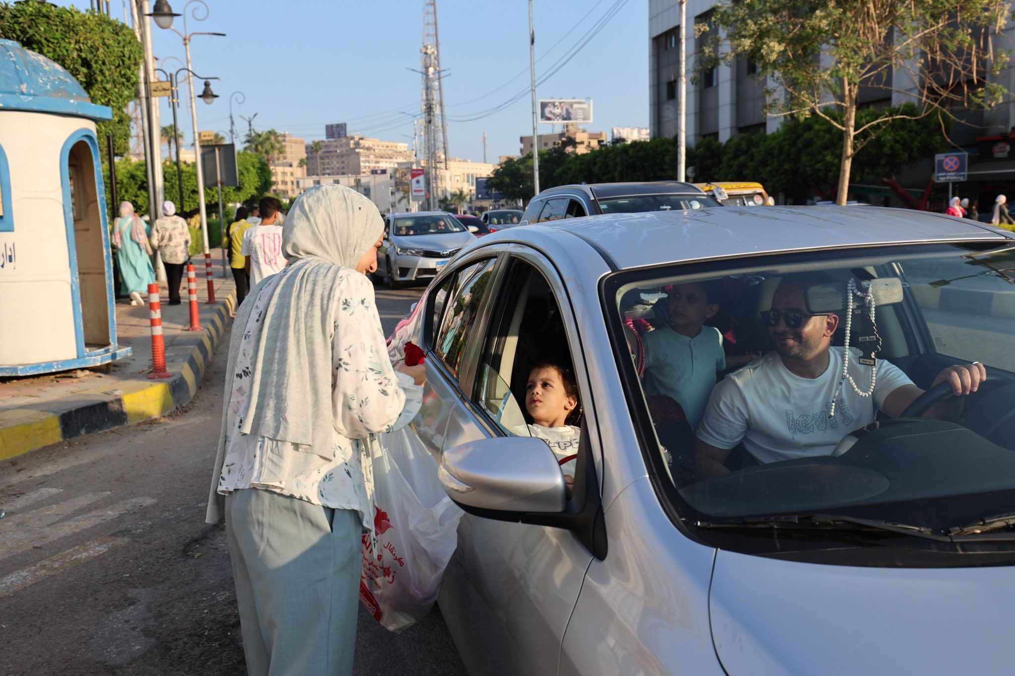فرحة اللأطفال بتوزيع الورود فرحة اللأطفال بتوزيع الورود