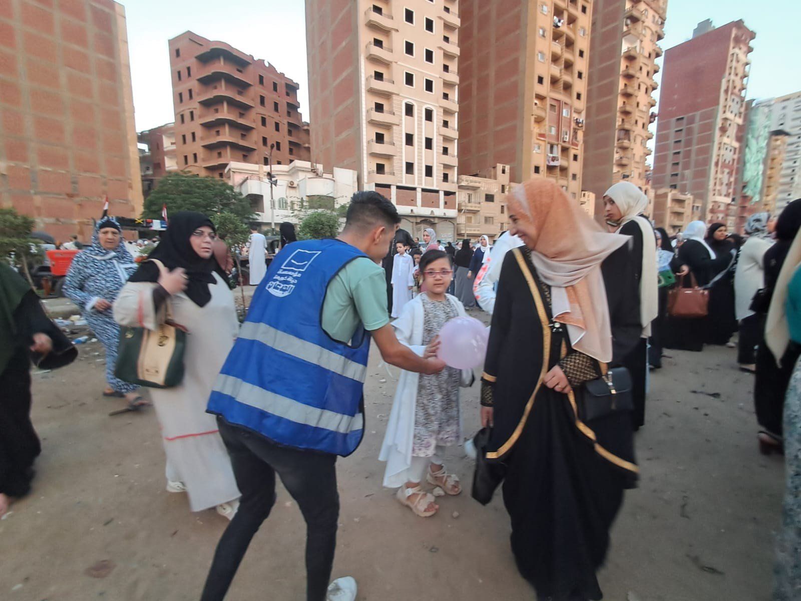 متطوعو حياة كريمة بالمحلة يوزعون البالونات على الأطفال فى الساحات (3) متطوعو حياة كريمة بالمحلة يوزعون البالونات على الأطفال فى الساحات (3)