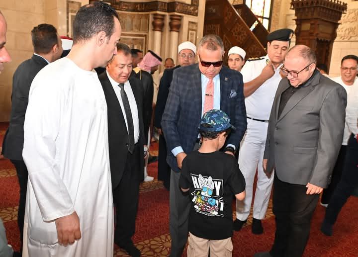 اللواء دكتور خالد مبارك محافظ جنوب سيناء يوزع عيدية على الأطفال اللواء دكتور خالد مبارك محافظ جنوب سيناء يوزع عيدية على الأطفال