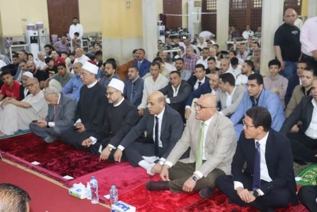 محافظ القليوبية يؤدي صلاة عيد الأضحى بمسجد ناصر بمدينة بنها