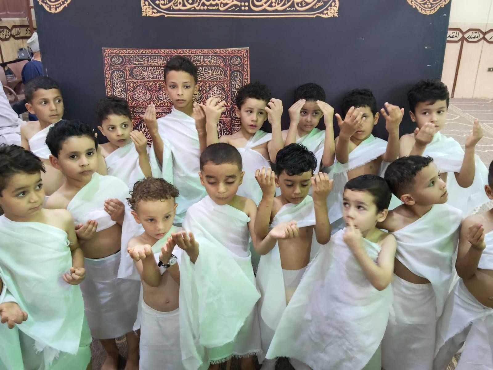 الأطفال يرفعون أيديهم بالدعاء الأطفال يرفعون أيديهم بالدعاء