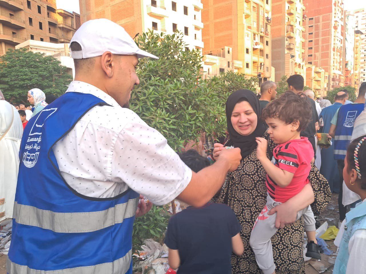 متطوعو حياة كريمة بالمحلة يوزعون البالونات على الأطفال فى الساحات (2) متطوعو حياة كريمة بالمحلة يوزعون البالونات على الأطفال فى الساحات (2)