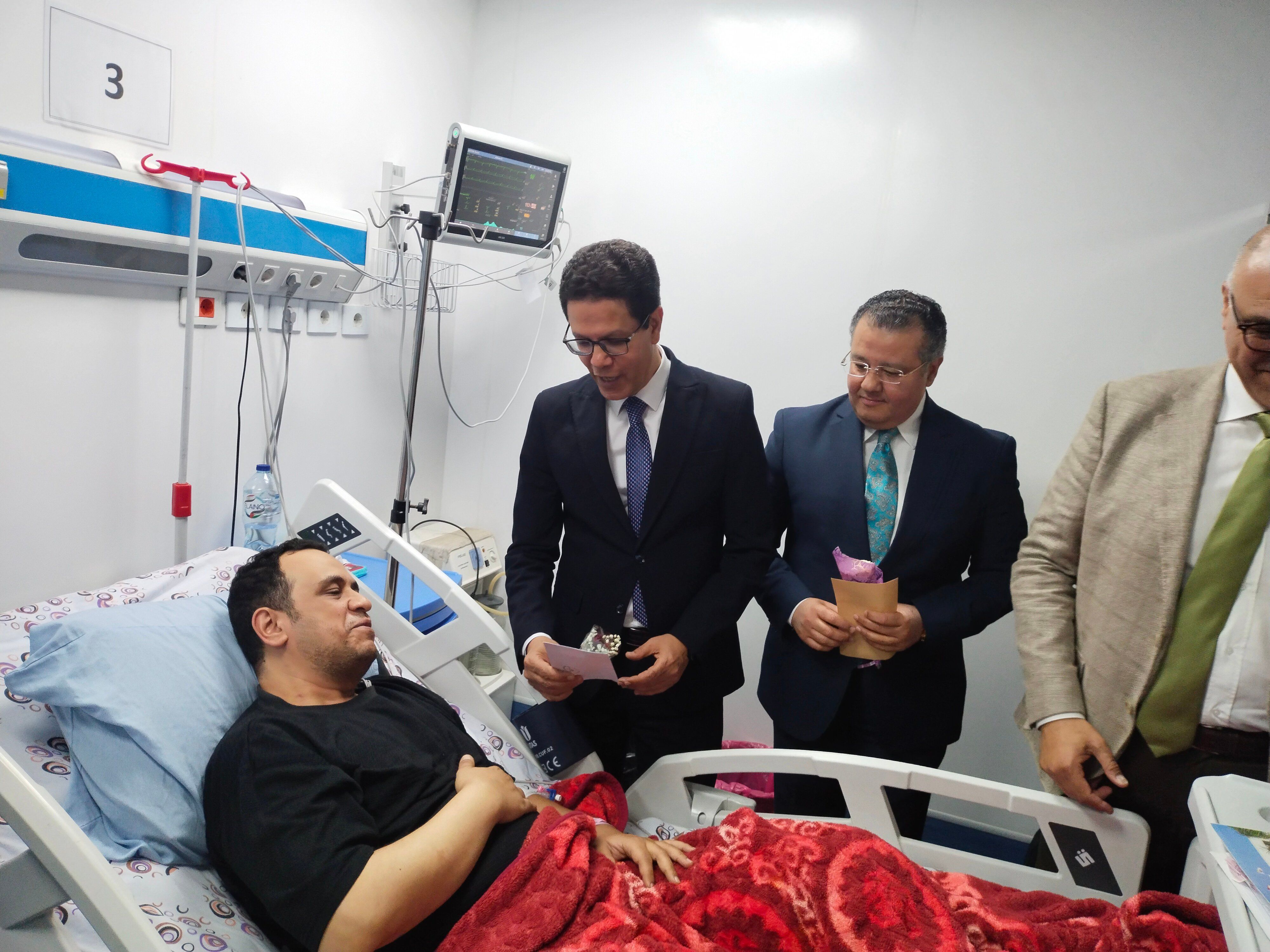 محافظ القليوبية ورئيس جامعة بنها يوزعون الورود على المرضى (1) محافظ القليوبية ورئيس جامعة بنها يوزعون الورود على المرضى (1)