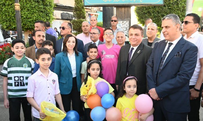 محافظ البحيرة تُشارك المواطنين فرحة العيد وتوزع الهدايا على الأطفال