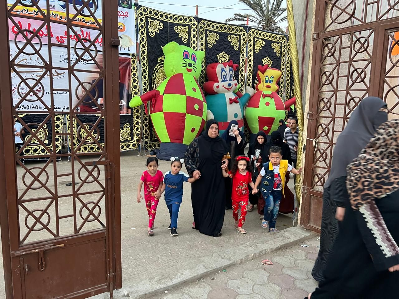 الاطفال رفقة اسرهم