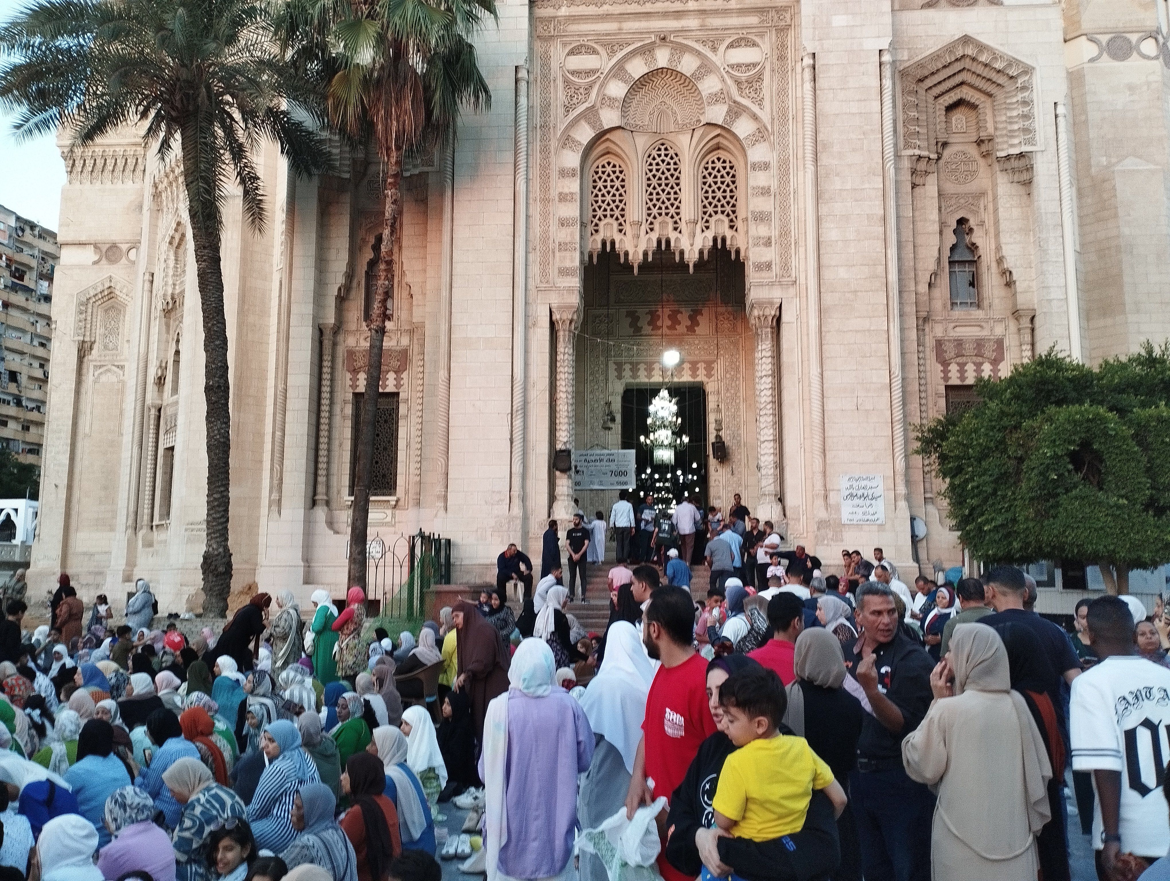 توافد المواطنين لصلاة عيد الاضحي بمسجد المرسي ابو العباس