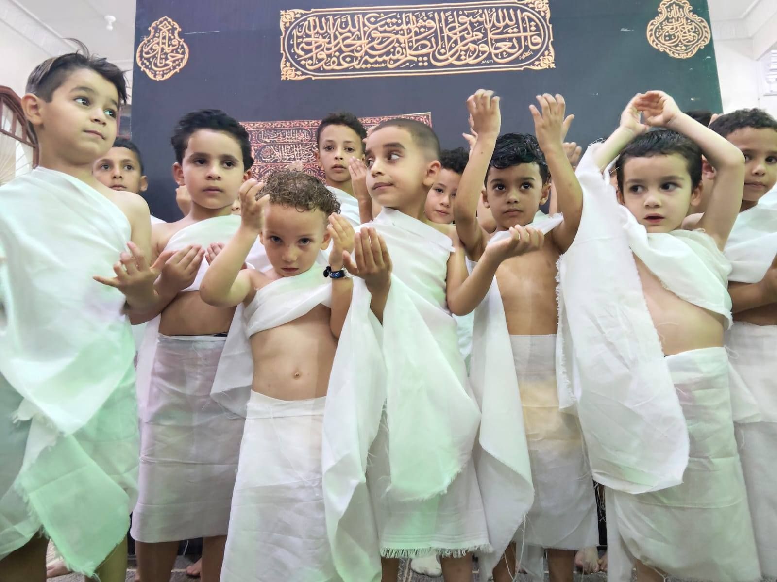الأطفال بملابس الإحرام الأطفال بملابس الإحرام