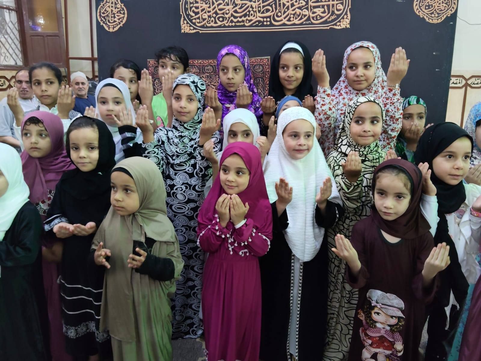 الطفلات تكررن الأدعية المأثورة الطفلات تكررن الأدعية المأثورة