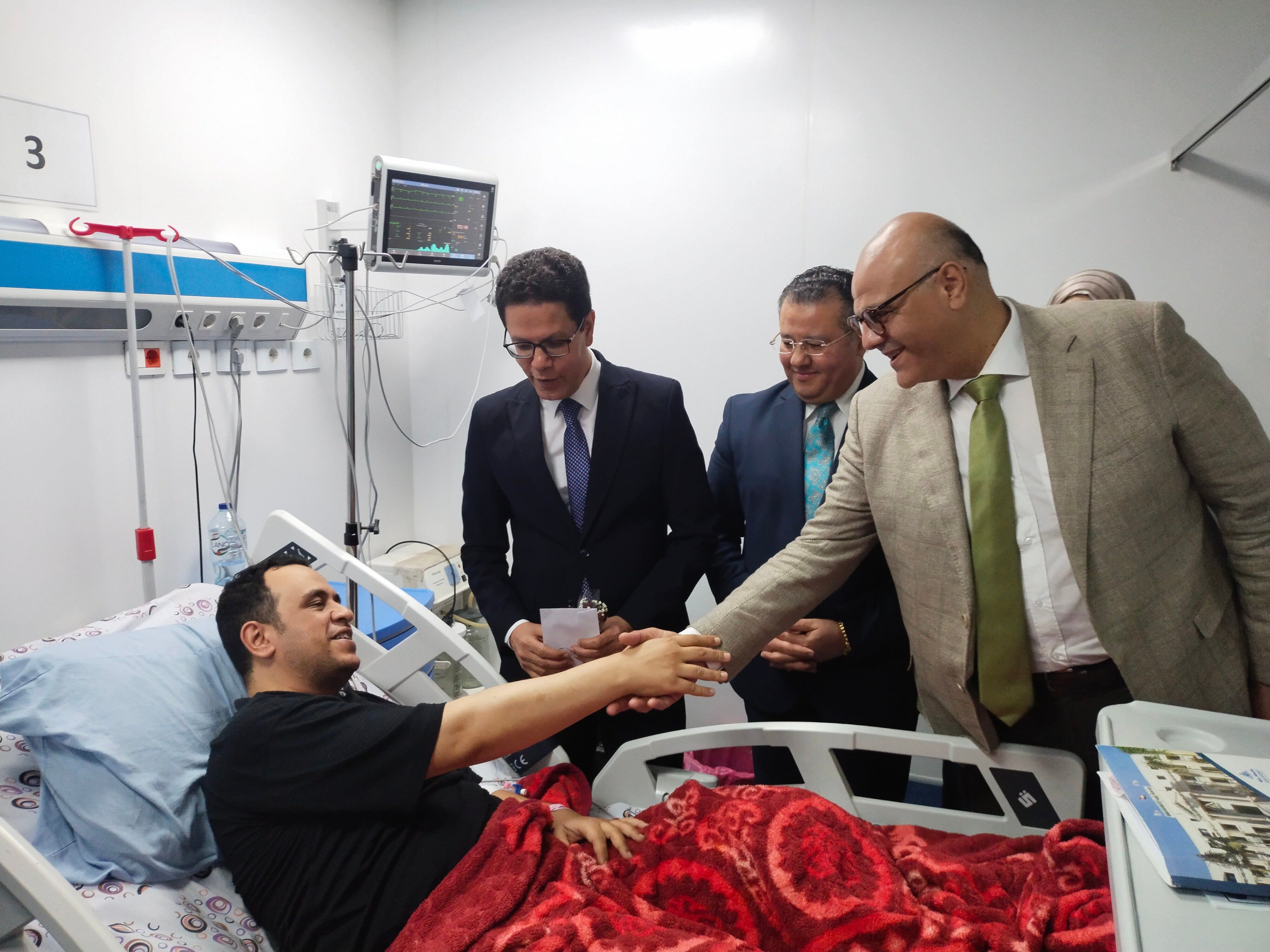 محافظ القليوبية ورئيس جامعة بنها يوزعون الورود على المرضى (4) محافظ القليوبية ورئيس جامعة بنها يوزعون الورود على المرضى (4)
