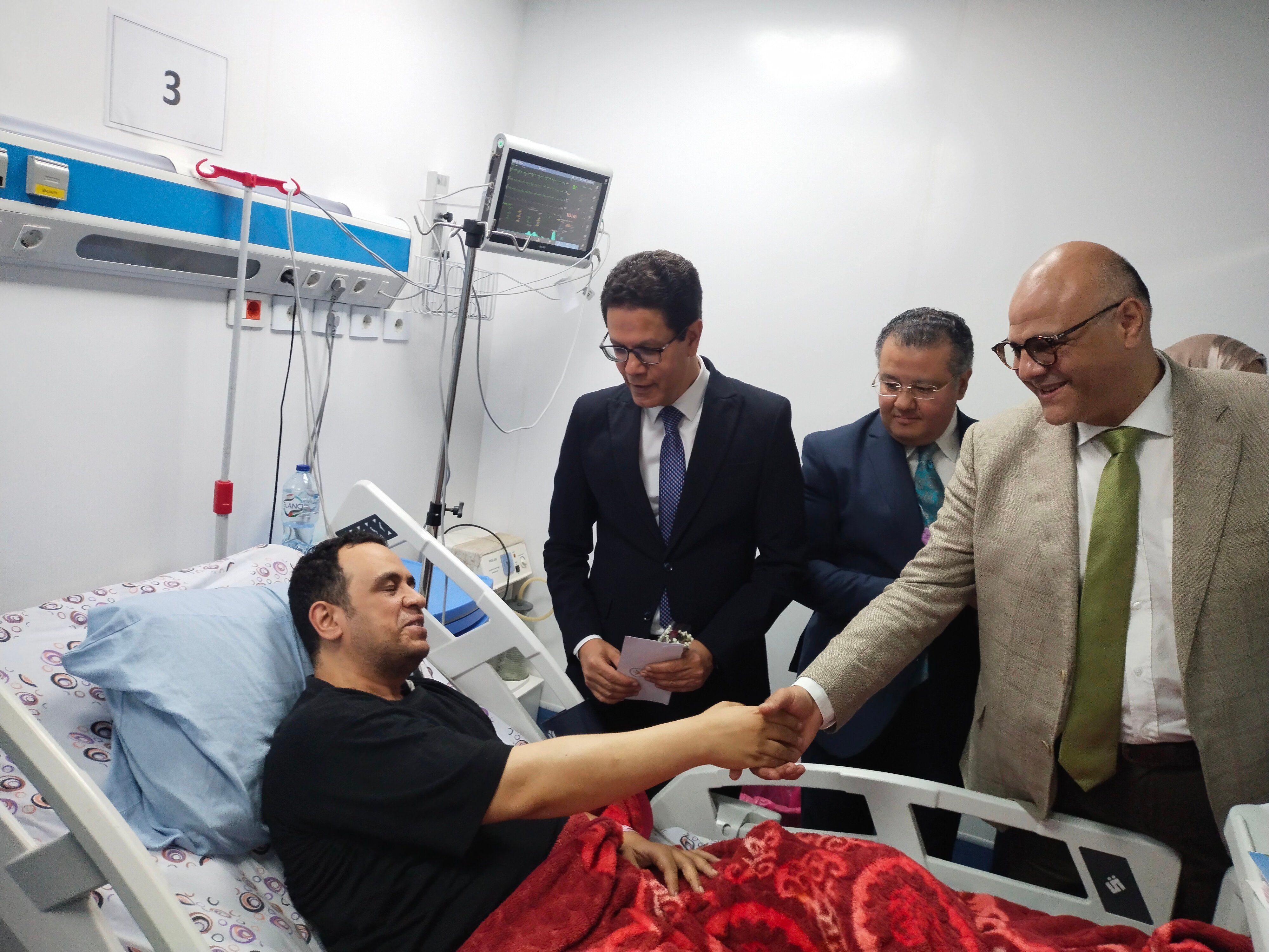 محافظ القليوبية ورئيس جامعة بنها يوزعون الورود على المرضى (5) محافظ القليوبية ورئيس جامعة بنها يوزعون الورود على المرضى (5)