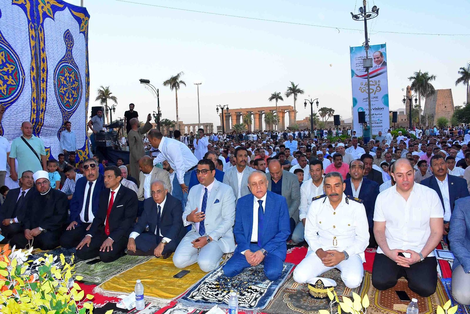 المحافظ ونائبه خلال تأدية صلاة العيد بالأقصر المحافظ ونائبه خلال تأدية صلاة العيد بالأقصر