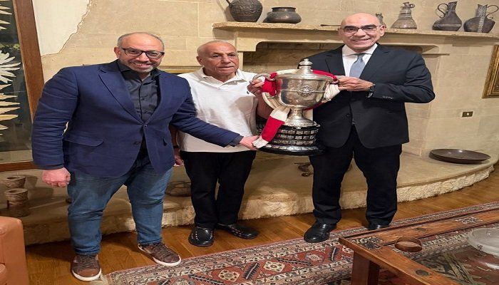 بعد غيابه عن المباراة.. إدارة الزمالك تحتفل بكأس مصر في منزل حسين لبيب