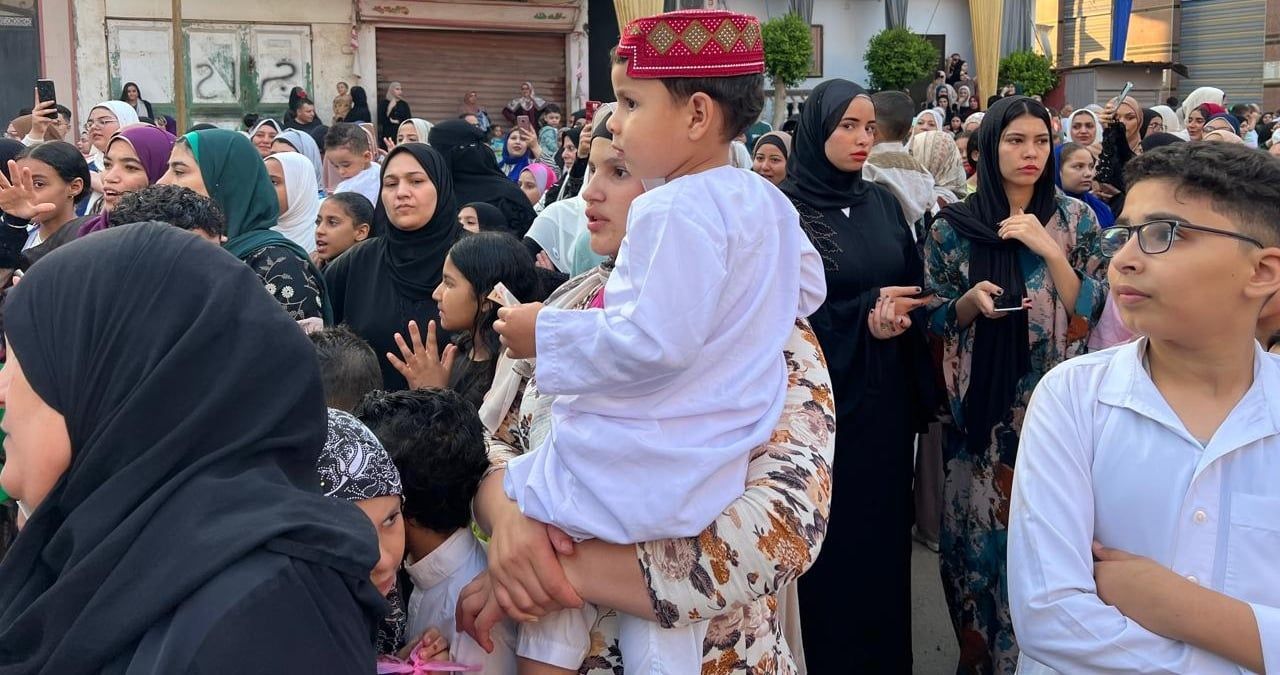 طفل يرتدي ملابس صلاة عيد الأضحي بالدقهلية طفل يرتدي ملابس صلاة عيد الأضحي بالدقهلية