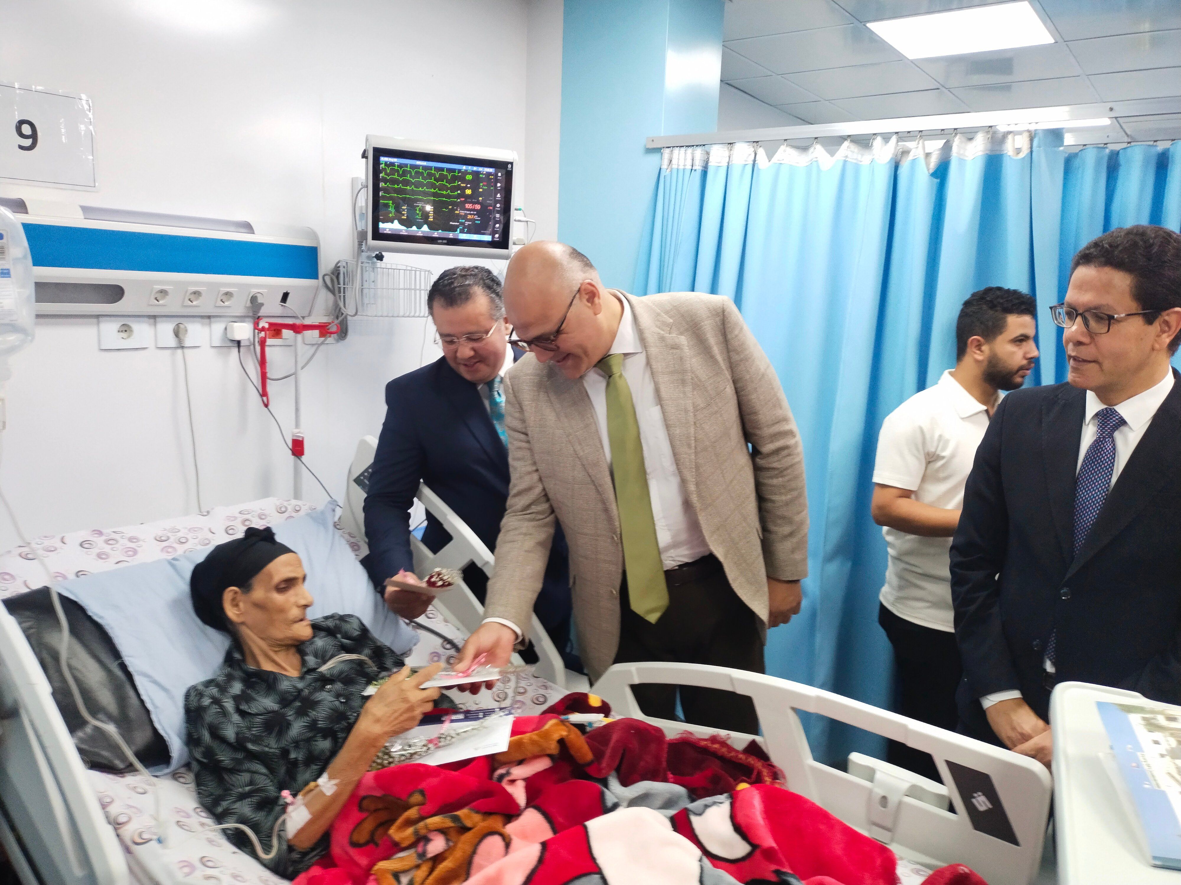 محافظ القليوبية ورئيس جامعة بنها يوزعون الورود على المرضى (2) محافظ القليوبية ورئيس جامعة بنها يوزعون الورود على المرضى (2)