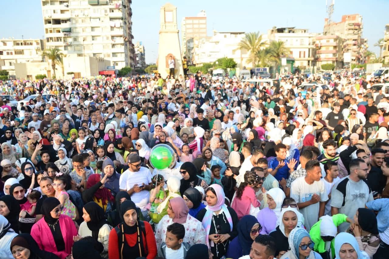 المئات امام الاحتفالات المئات امام الاحتفالات
