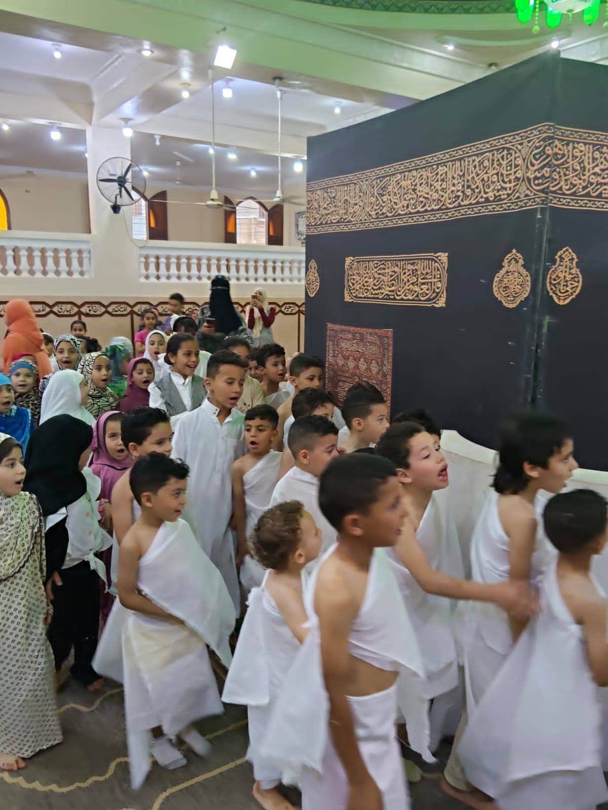 تعليم الأطفال كيفية الطواف حول الكعبة تعليم الأطفال كيفية الطواف حول الكعبة