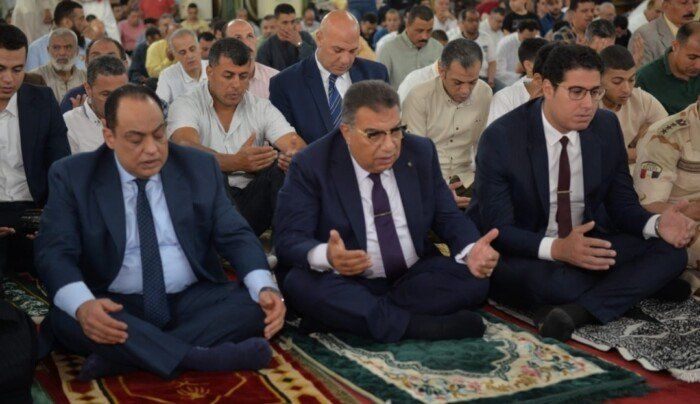 محافظ الدقهلية ومدير الأمن يؤديان صلاة عيد الأضحى المبارك بمسجد النصر بالمنصورة
