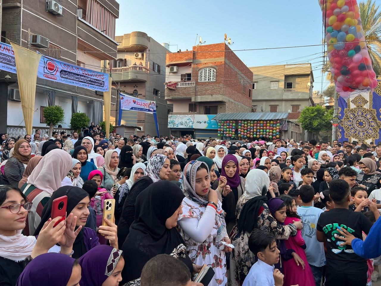 التقاط الصور التذكارية ولقطات الاحتفالات من المواطنين بالدقهلية التقاط الصور التذكارية ولقطات الاحتفالات من المواطنين بالدقهلية