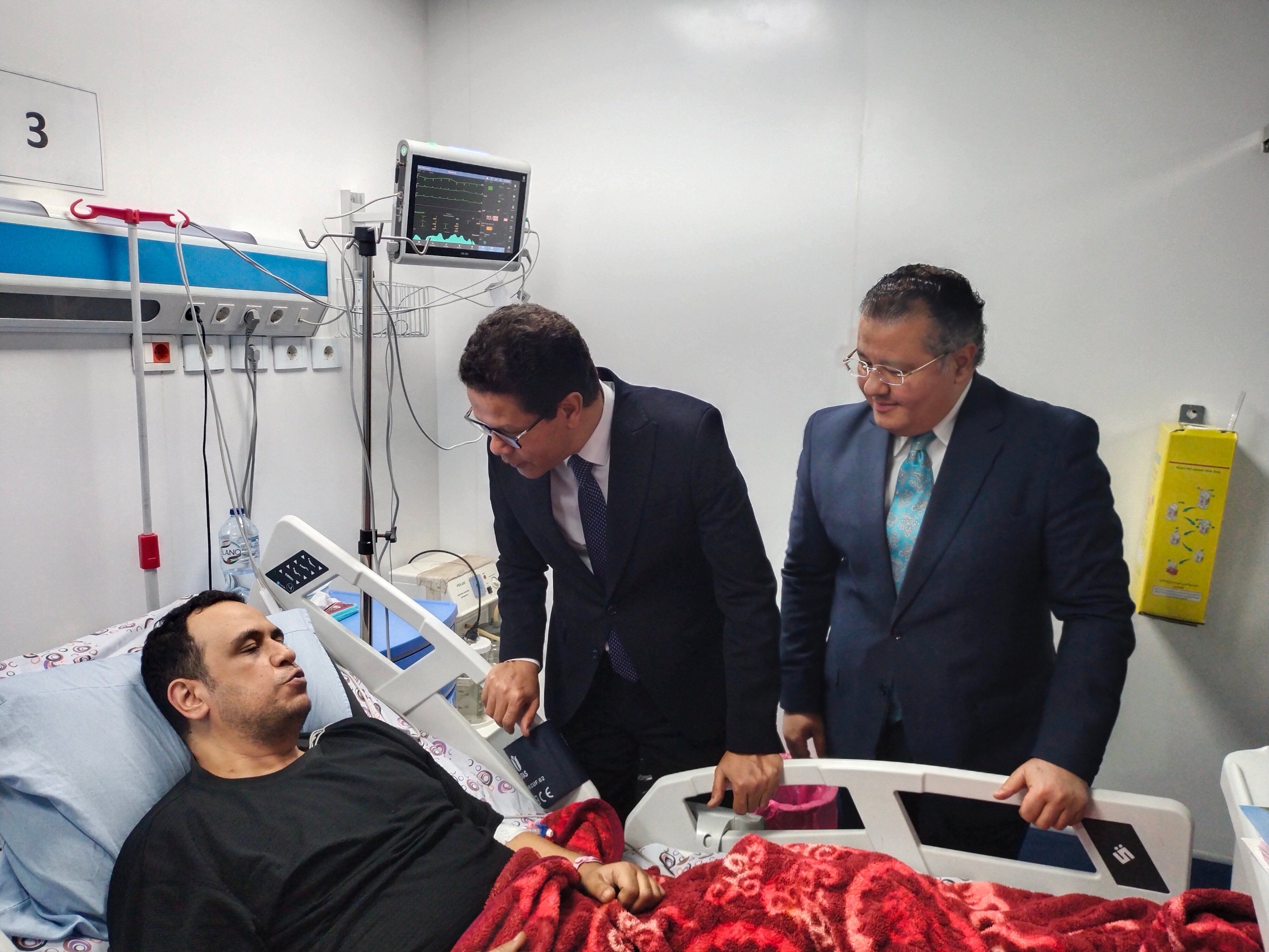 محافظ القليوبية ورئيس جامعة بنها يوزعون الورود على المرضى (3) محافظ القليوبية ورئيس جامعة بنها يوزعون الورود على المرضى (3)