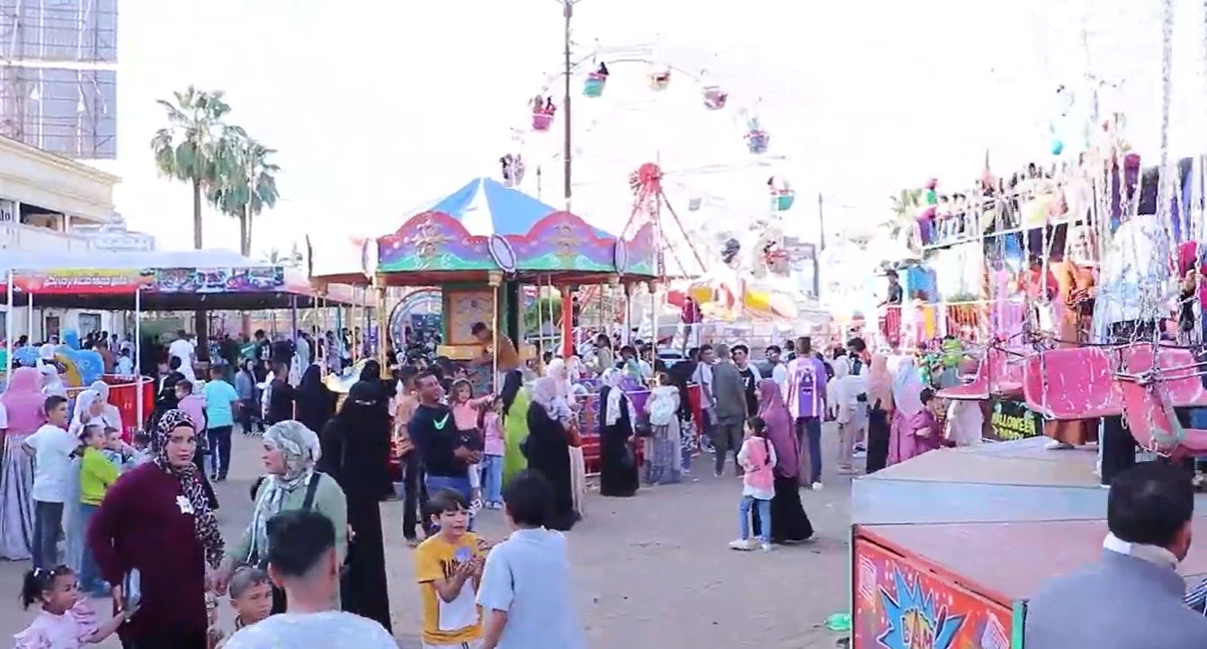 اقبال على الملاهي بحديقة صنعاء