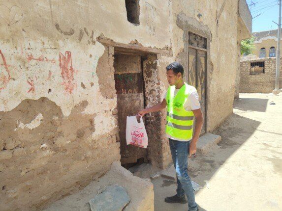 «الأورمان» تواصل توزيع اللحوم على الأولى بالرعاية ببني سويف