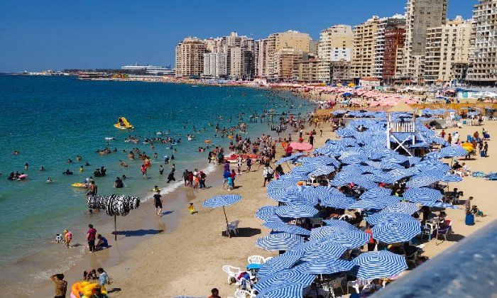 إقبال متزايد على شواطئ الإسكندرية في ثالث أيام عيد الأضحى