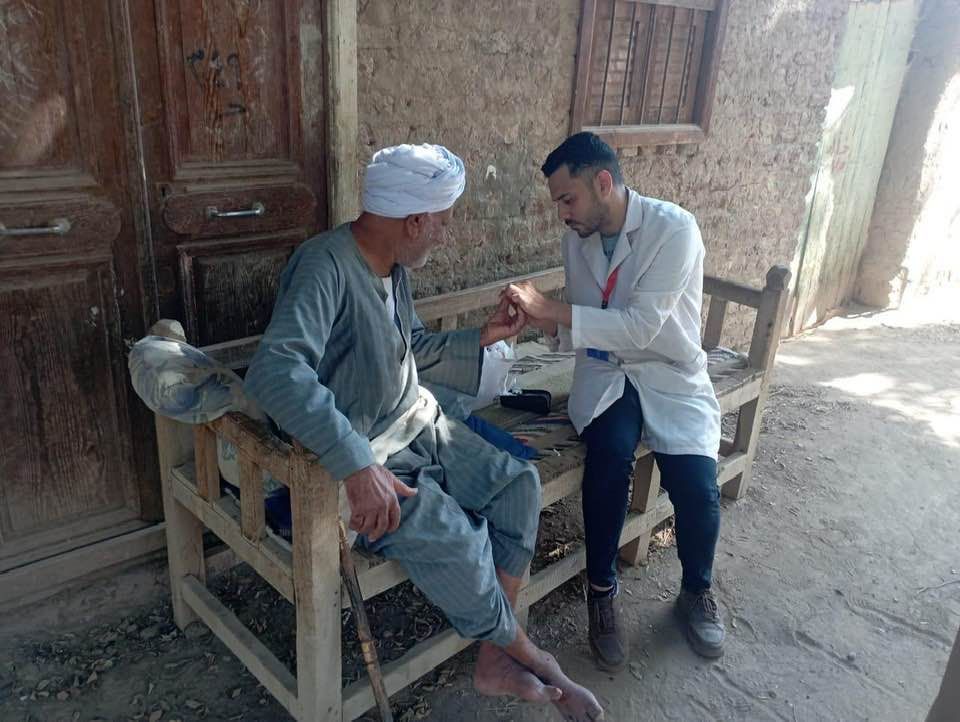 فحص المواطنين فى حملات الرعاية الصحية بالعيد