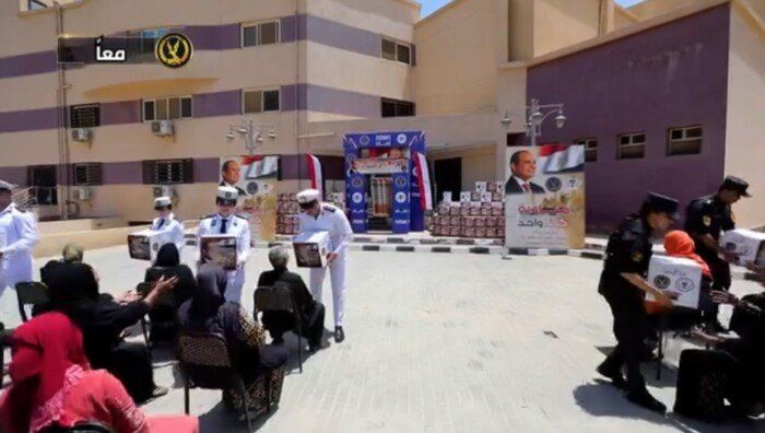 احتفالا بعيد الأضحى.. الداخلية تواصل توزيع المساعدات بالمناطق الحضارية الجديدة (فيديو)