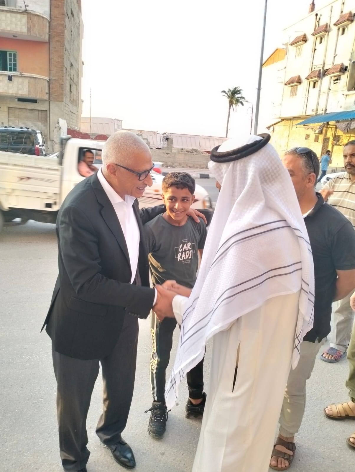 محافظ شمال سيناء مع الأهالي في شوارع العريش محافظ شمال سيناء مع الأهالي في شوارع العريش