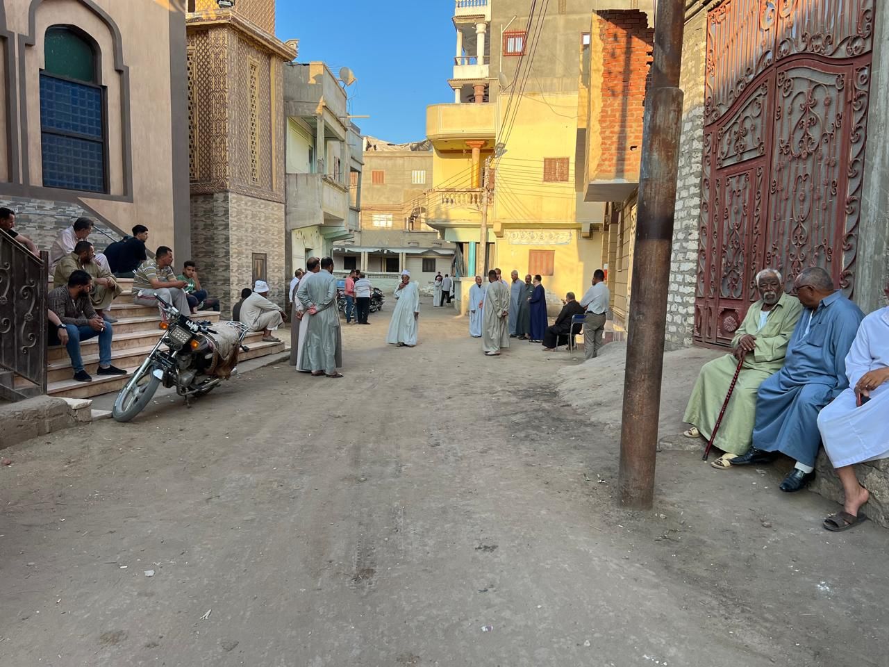اهل القرية ينتظرون الجثمان امام المسجد اهل القرية ينتظرون الجثمان امام المسجد