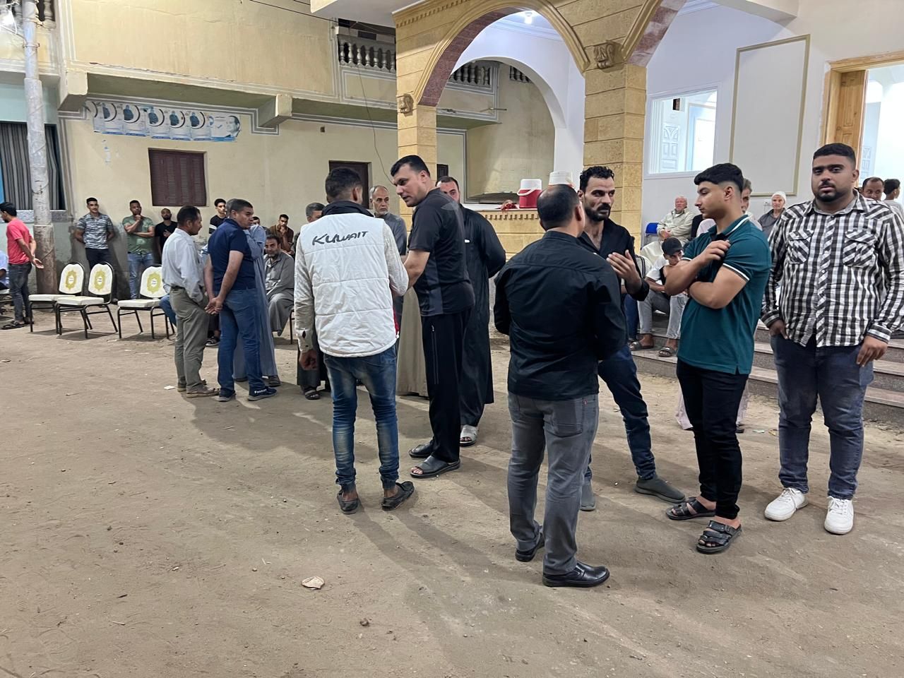 انتظار اهل القرية لوصول الجثمان انتظار اهل القرية لوصول الجثمان