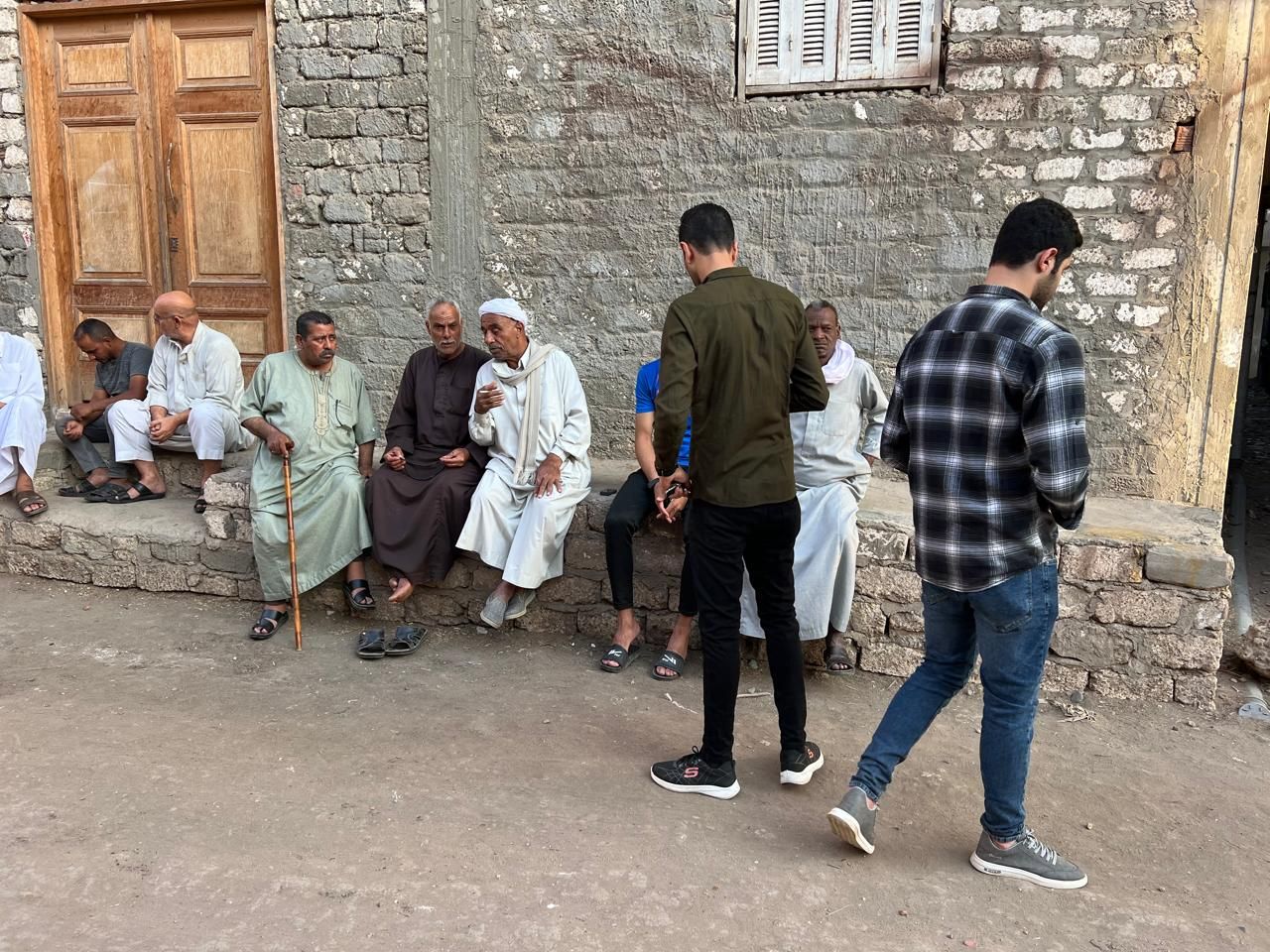 حزن اهل القرية في الشوارع انتظارا لوصول الجثمان حزن اهل القرية في الشوارع انتظارا لوصول الجثمان