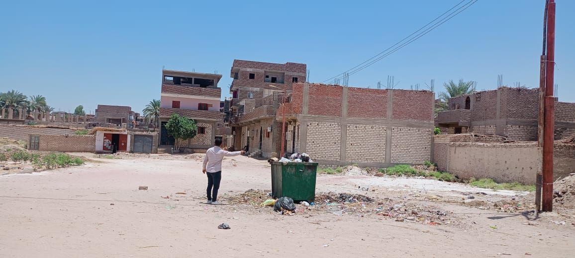 رئيس مدينة البياضية يتابع رفع المخلفات بالقرى رئيس مدينة البياضية يتابع رفع المخلفات بالقرى
