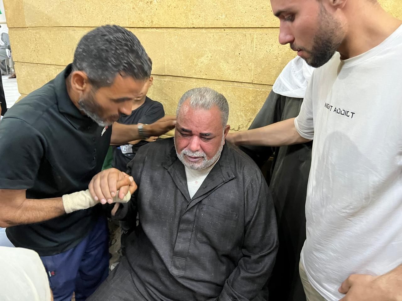 مساندة أهل القرية لشقيق شهيد الشهامة مساندة أهل القرية لشقيق شهيد الشهامة
